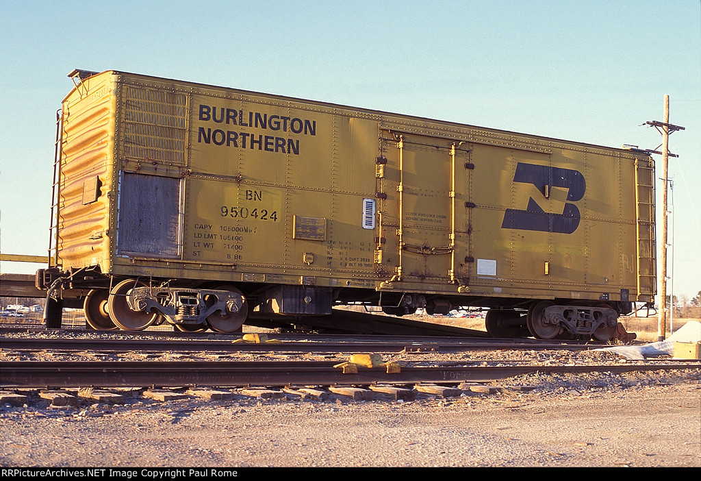 BN 950424, 40-ft Mechanical Reefer at the BN Hobson Yard 